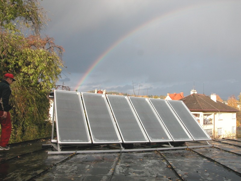 Solární kolektory na rovné plechové støeše