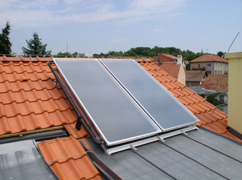 Solární kolektory umístìné na kombinované støeše rekreaèní chaty