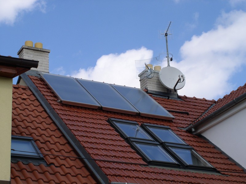 Solární kolektory k ohøevu TUV na sedlové støeše rodinného domu