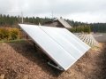 Solární kolektory k ohřevu TUV a bazénu umístěné ve svahu