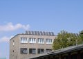 Solární pole k ohřevu TUV na ploché střeše administrativní budovy
