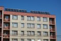 Solární kolektory k ohřevu TUV na rovné střeše panelového domu
